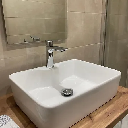 Venetia Apartment *